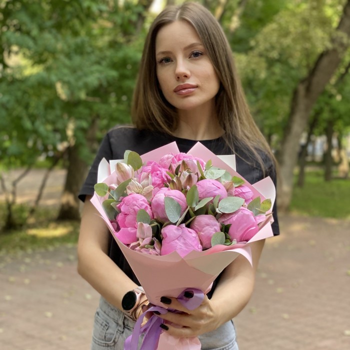 Букет из 9 пионов Флеминг с альстромерией